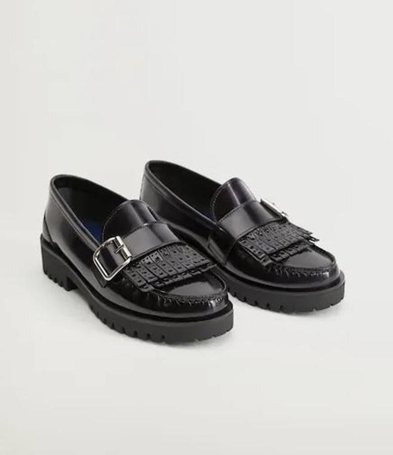 Si te gustan más recargados, en este modelo de Mango encuentras tus mocasines perfectos. Con lengüeta de flecos cuadrados y una hebilla grande (59,99 euros).