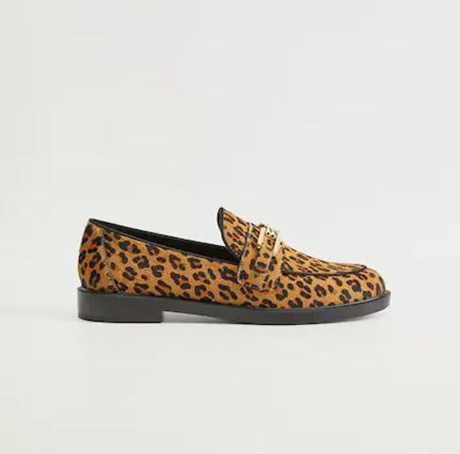 Si te animas con el diseño más original, está en Mango y son estos mocasines de animal print. No te queremos prisa pero son tan especiales que se están agotando. Si los quieres, corre (59,99 euros).