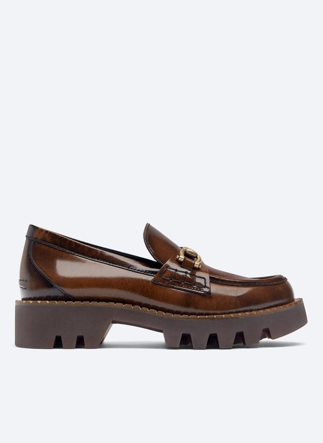 Si te apetece sumar centímetros a tus looks, estos son tus mocasines. Es un modelo de Uterqüe clásico, pero su suela track lo convierte en algo especial y con ellos ganarás en altura (99 euros).