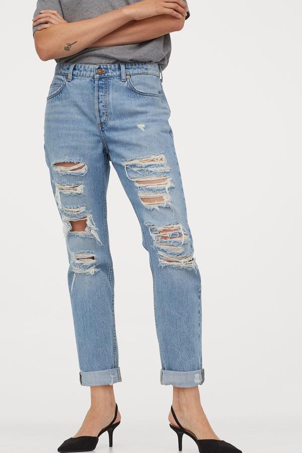 Este vaquero de estilo boyfriend con detalles de rotos y perneras pitillo tiene un precio de 29,99 euros.