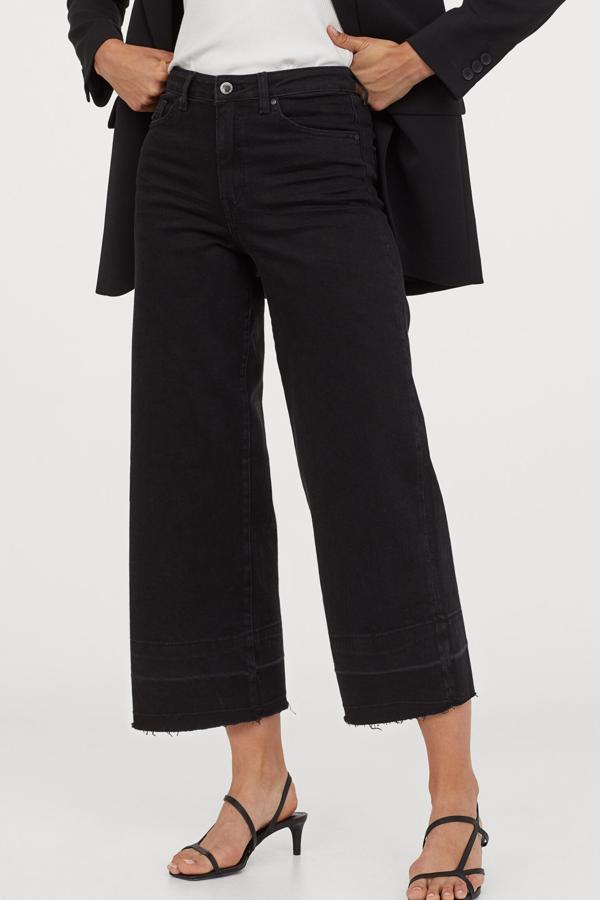 En color negro, este vaquero culotte con talle alto y tejido elástico tiene un precio de 24,99 euros.