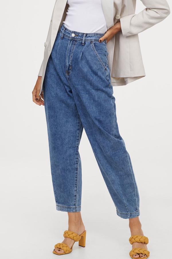 Disponible en dos tonos de azul, este vaquero tobillero con talle extra alto y perneras maxi holgadas ligeramente ajustadas en el bajo tiene un precio de 24,99 euros.