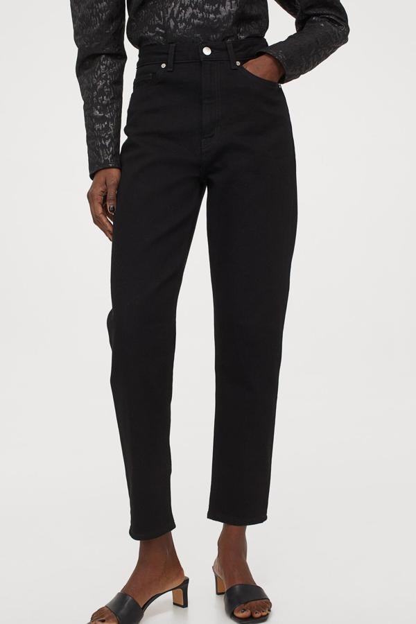 En color negro, y disponible también en azul y crema, este vaquero tobillero ligeramente elástico cuenta con talle extra alto y perneras pitillo. Confeccionado con algodón parcialmente reciclado, tiene un precio de 24,99 euros.