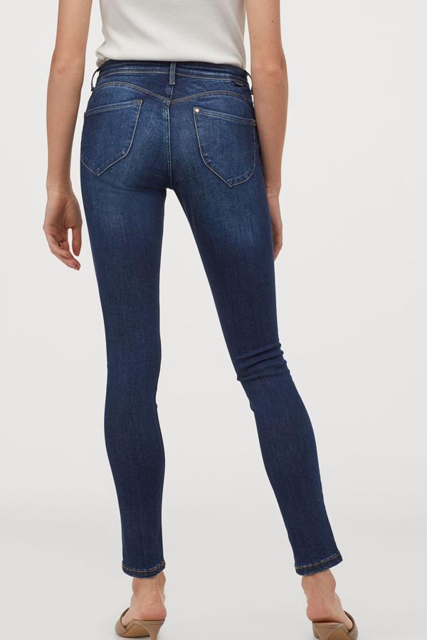 Disponible en numerosos colores, estos jeggings súper elásticos con talle bajo y confeccionados en algodón parcialmente reciclado cuentan con efecto push up y tienen un precio de 24,99 euros.