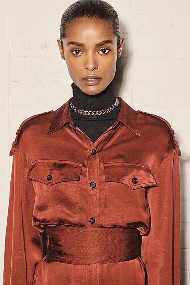 El fajín en el mismo tejido es uno de los detalles más especiales de la prenda.