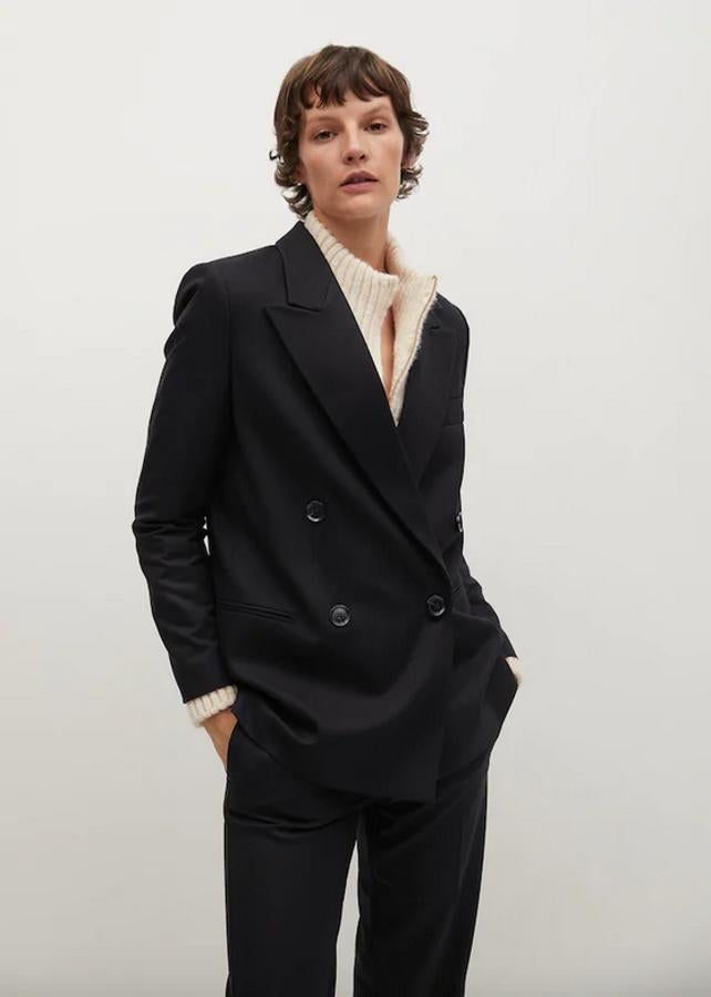 Diseño estructurado recto con cuello de solapa con muesca y mangas largas para esta americana de doble botonadura de Mango con bolsillo de ribete en el pecho y dos bolsillos de ribete laterales. Tiene un precio de 69,99 euros y está disponible entre las tallas XS y L.