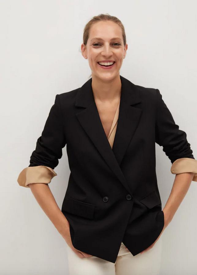 Con hombreras, cierre de doble botonadura con botón a tono y mangas con puño abotonado, esta americana con diseño abotonado es de Mango y podemos encontrarla entre las tallas 32 y 42 por 49,99 euros.