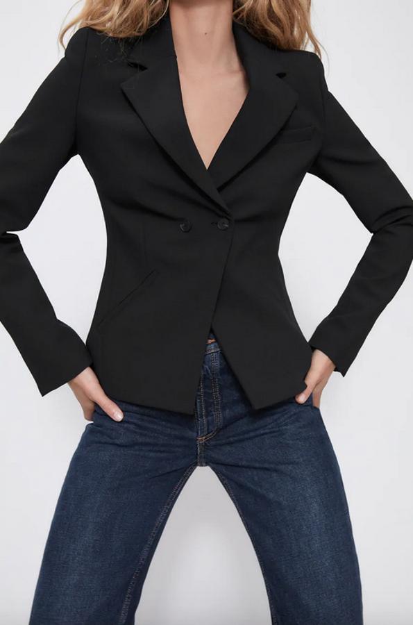 Con bolsillos de vivo en delantero, bajo con abertura en la espalda y cierre frontal cruzado, esta blazer de Zara con cuello solapa y manga larga con hombreras tiene un precio de 49,95 euros y está disponible en las tallas XS, S y M.