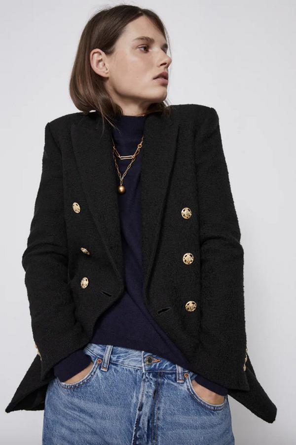 De cuello solapa con manga larga, esta blazer estructurada de Zara con bolsillos de vivo en delantero con solapa, cierre frontal de botones dorados y bajo con abertura en la espalda cuesta 79,95 euros y solo queda en las tallas XS y XL.