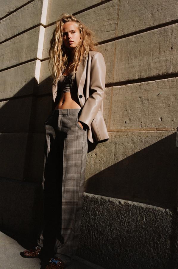 De tiro bajo, con bolsillos laterales y perneras rectas estos pantalones en marrón medio con cuadros negros son de Zara, tienen un precio de 25,95 euros y solo queda en la talla M.