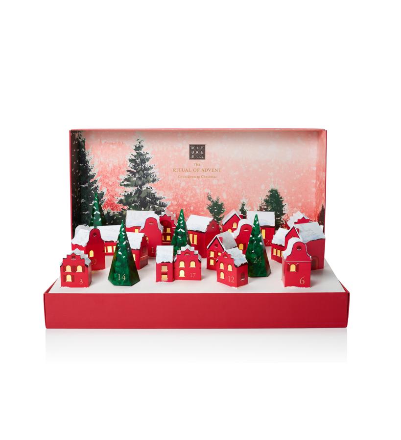 Reproduce un pueblecito invernal en el que cada casita se ilumina y guarda un regalo en su interior, que van desde un gel de ducha a ua vela, pasando por una mascarilla facial; todos ellos de tamaño mini. 3D Advent Calendar de Rituals (89,90 €).