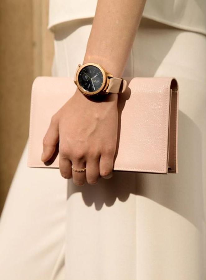 El Samsung Galaxy Watch de 42 mm con acabado en pink gold, que está rebajado en el Cyber Monday de 289 a 179 euros.