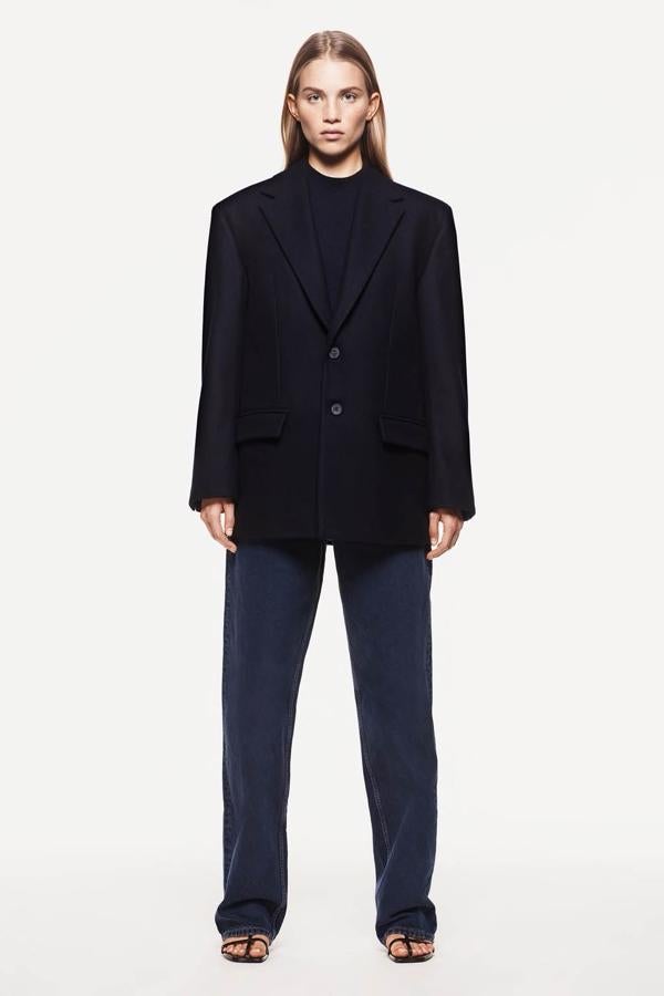 Americana recta y vaqueros baggy, ambos de la nueva colección unisex Wo(man) de Zara.