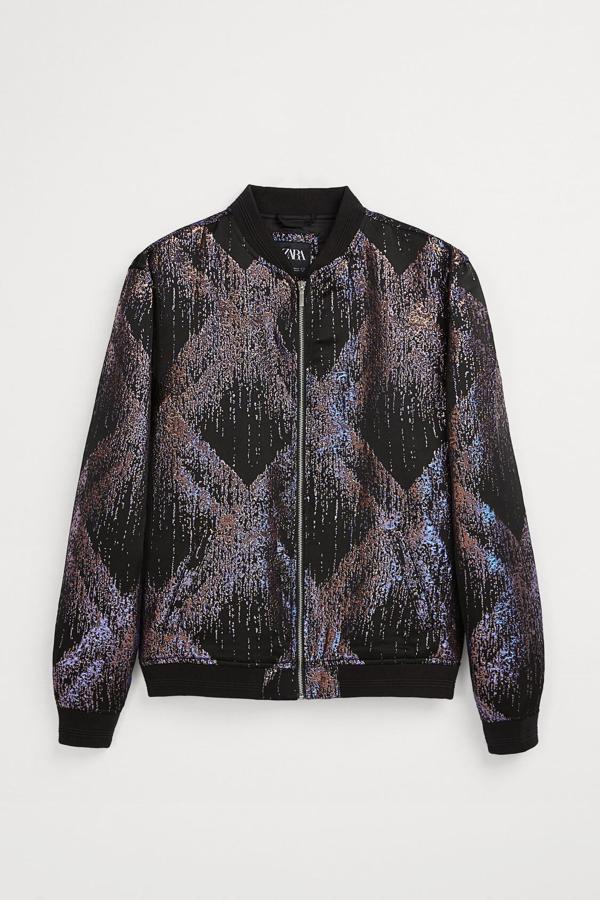 Cazadora acolchada tipo bomber en jacquard metalizado, de Zara hombre (59,95 €).