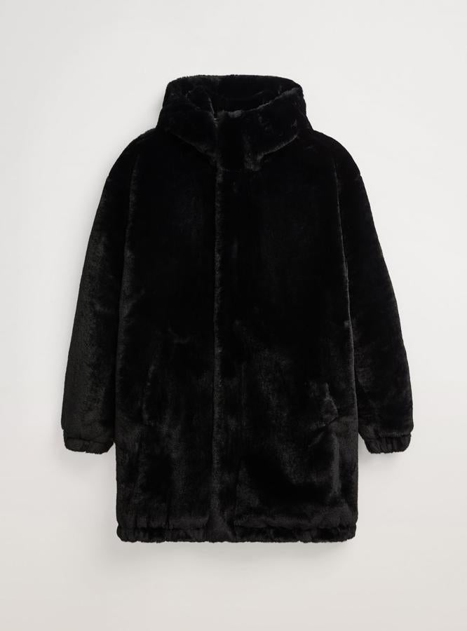 Abrigo de pelo con capucha, de Zara hombre (79,95 €).