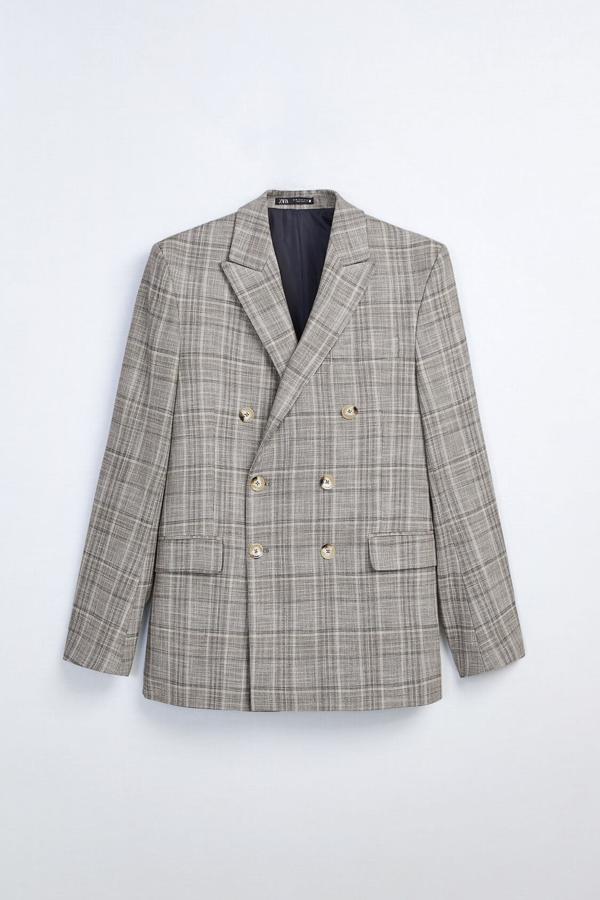 Americana cruzada con doble botonadura y estampado de cuadros, de Zara hombre (79,95 €).