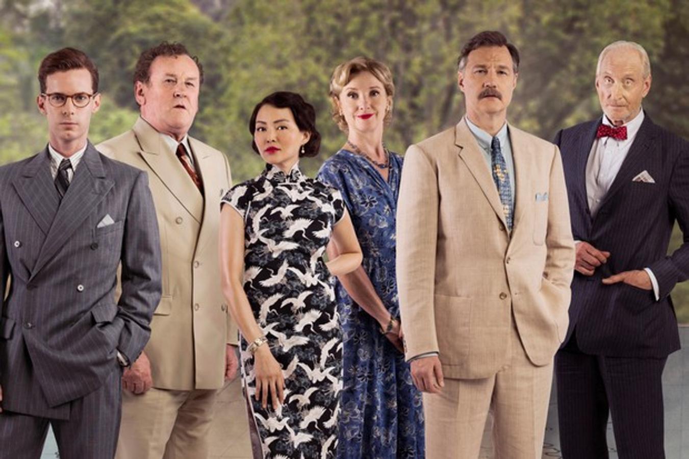 El beso de Singapur. Miniserie. Filmin. 22 de diciembre.Basada en la novela de JG Farrel, esta dracomedia romántica se ambienta en la invasión japonesa de Singapur y narra un triángulo amoroso que, a modo de sátira colonialista, arremete contra la arrogancia de los varones caucásicos que se establecían en países exóticos a comienzos del siglo XX y recupera la calidad de las series británicas históricas.