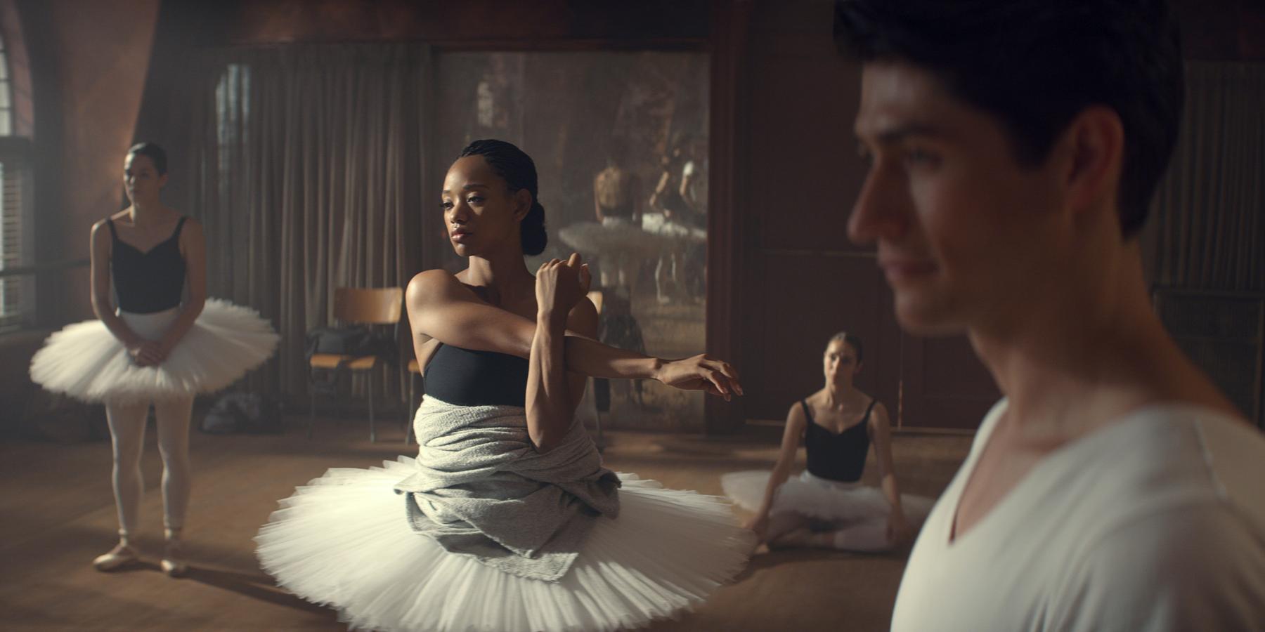 Delicadas y crueles. Temporada 1. Netflix. 14 de diciembre.Basada en el libro de Sona Charaipotra y Dhonielle Clayton, esta producción está ambientada en una academia de ballet de élite que narra el ascenso y la caída de un grupo de jóvenes que sufren una enorme presión para alcanzar sus sueños. Con un talento excepcional para la danza, no tienen ningún plan B para su vida, algo que les llevará a luchar con más intensidad por conseguir un futuro.