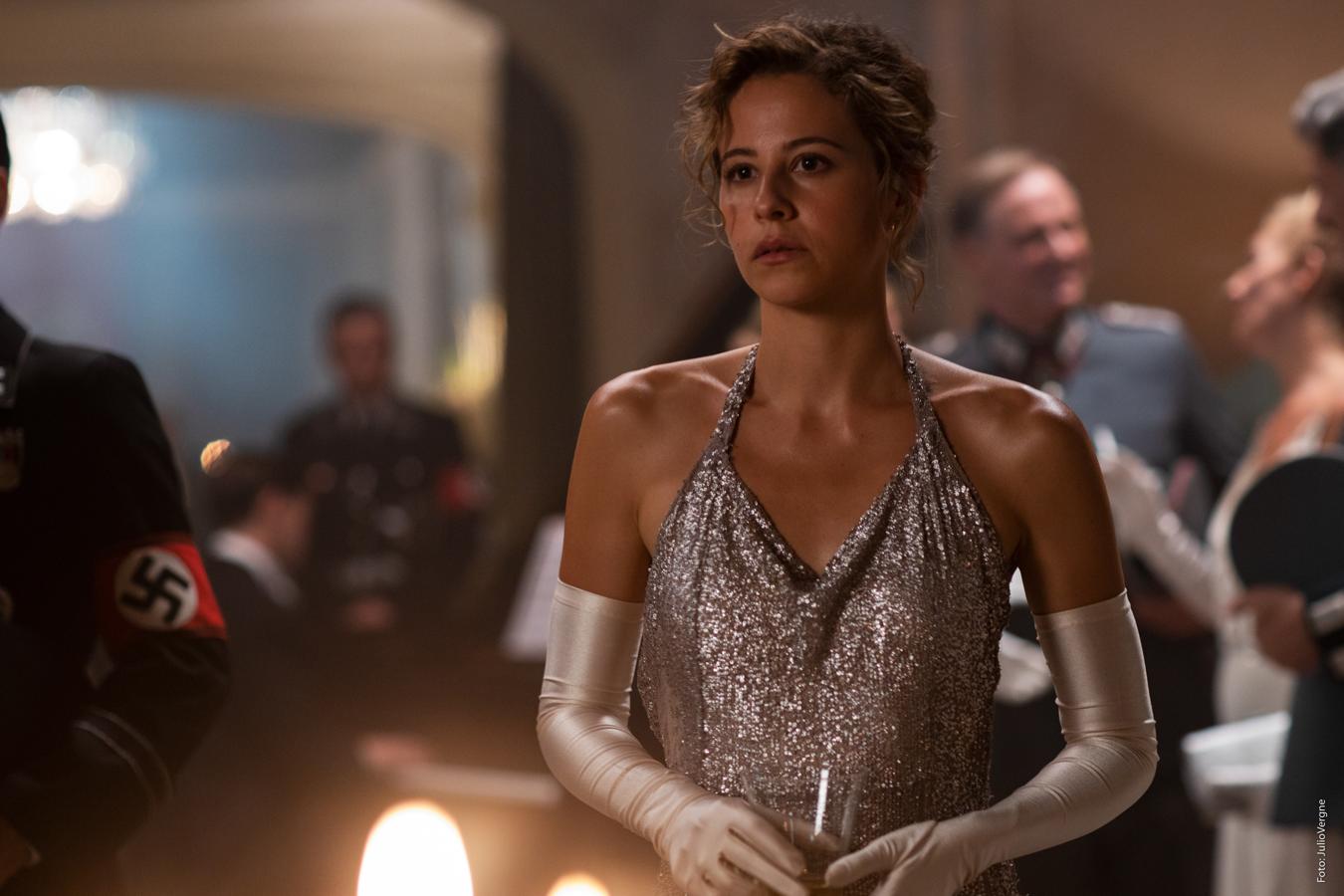 Dime quien soy. Temporada 1. Movistar. 4 de diciembre.Basada en la novela homónima de Julia Navarro, Irene Escolar es la encargada de interpretar a la inolvidable Amelia Garayoa, una mujer que, movida por sus ideales, es capaz de dejar toda su vida atrás para luchar por la libertad. En el reparto también encontramos a Oriol Pla, Pablo Derqui y Pierre Kiwitt entre otros.