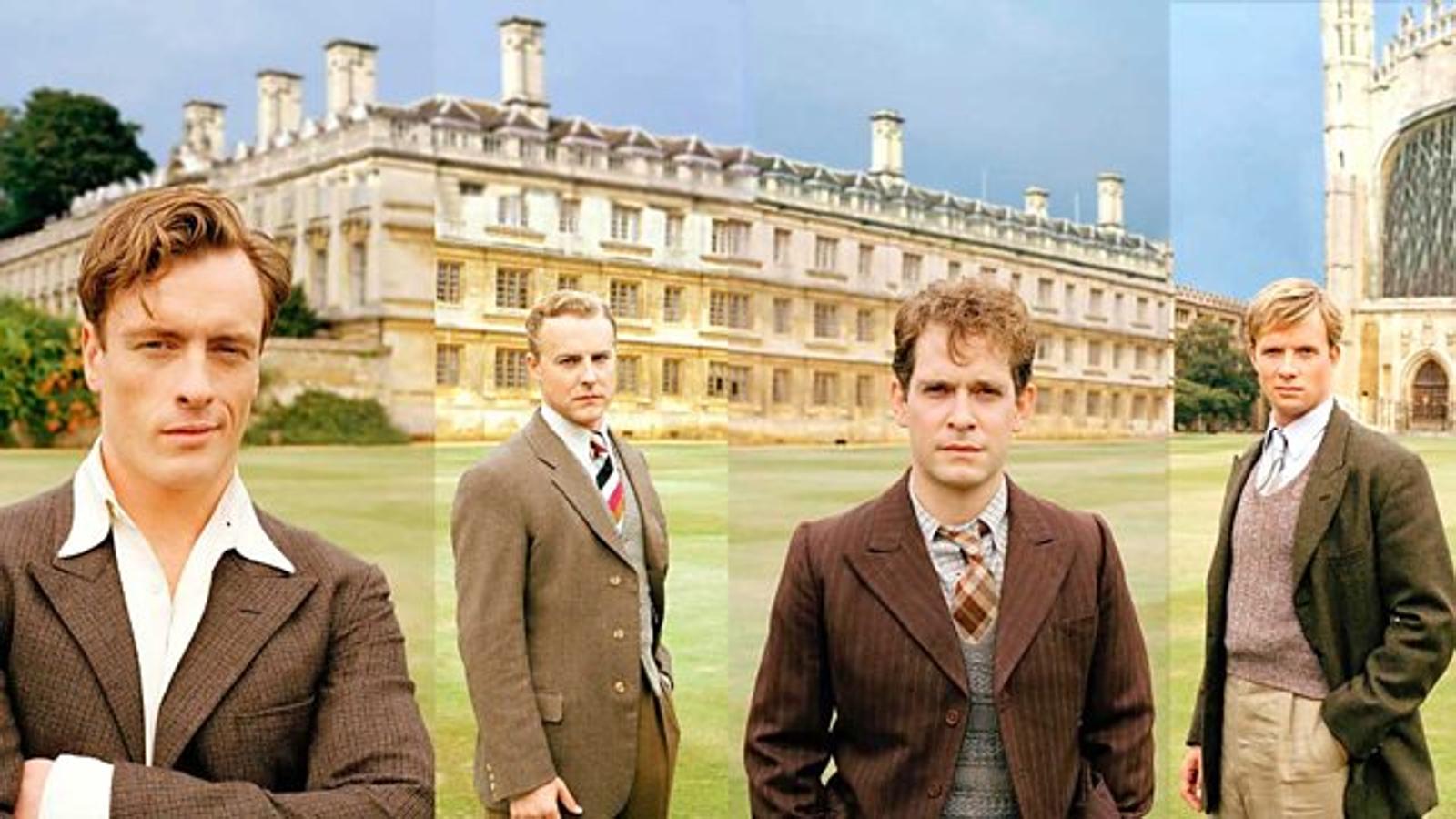 Espías de Cambridge. Miniserie. Filmin. 25 de diciembre.Filmin recupera esta producción británica creada por Peter Moffat (‘The Village’) que en 2003 narró la historia real de un grupo de estudiantes de la Universidad de Cambridge que fueron reclutados en los años 30 para espiar a la Unión Soviética. Tom Hollander, Toby Stephens, Rupert Penry-Jones y Samuel West son los protagonistas principales.