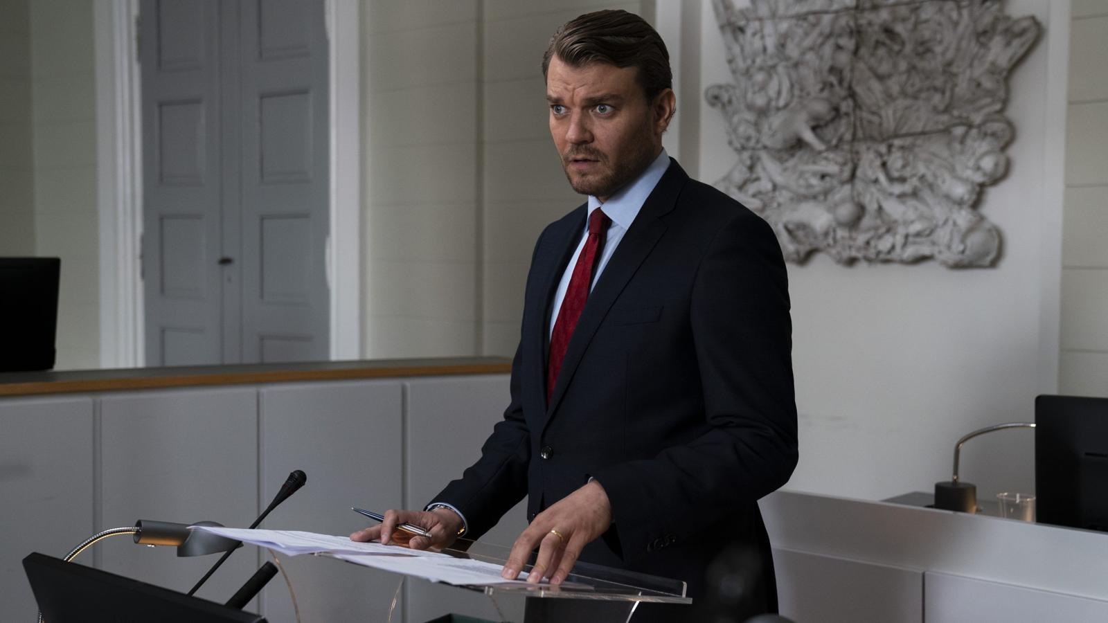 The Investigation. Miniserie. Movistar. 11 de diciembre.Conpenhague, agosto de 2017. La policía recibe la denuncia de la desaparición de una periodista sueca llamada Kim Wall. Lo último que se sabe de ella es que subió a bordo de un submarino casero con la intención de entrevistar a su constructor. Basada en un crimen real que conmocionó a los habitantes de Copenhague y llegó a la prensa internacional, en su reparto encontramos rostros conocidos de la televisión danesa como Pilou Asbaek.