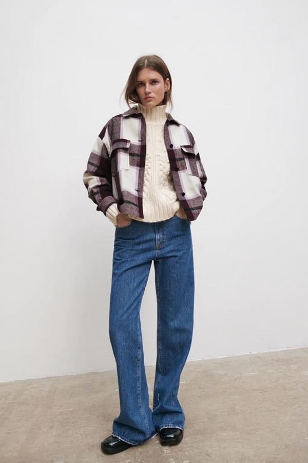 Diseño cropped para esta sobrecamisa en tonos granates y lilas de Zara con cuello solapa, bolsillos delanteros de plastrón y cierre frontal de botones en negro. Cuesta 29,95 euros y está disponible en las tallas M, L y XL.