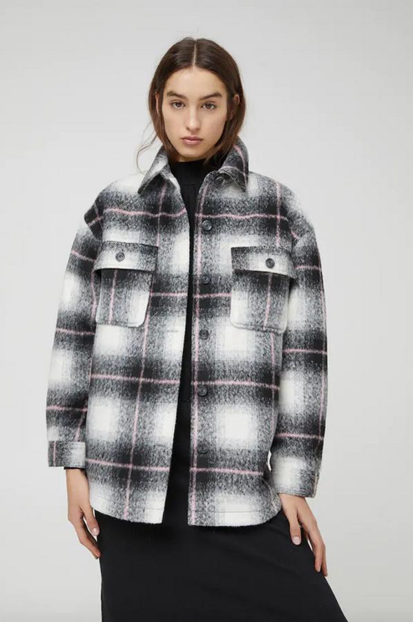En negro y blanco con cuadros en rosa pastel, esta sobrecamisa de Pull&Bear viene con bolsillos delanteros en el pecho y cierre frontal de botones a tono. Puedes encontrarla entre las tallas XS y XL por 35,99 euros.