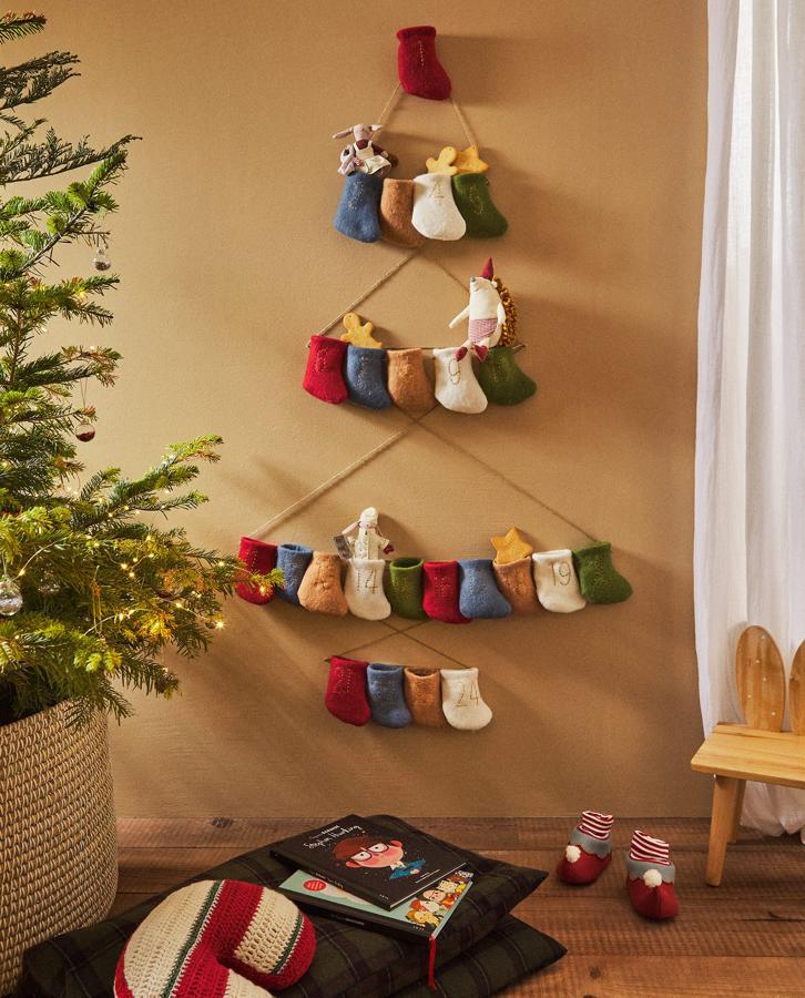 Este calendario de Adviento de Zara Home dispone 24 bolsitas de fieltro de colores con las que puedes crear un sinfín de formas (esta de abeto nos encanta) y podrás llenar con las sorpresas y regalos que más os gusten. Cuesta 35.99 euros.