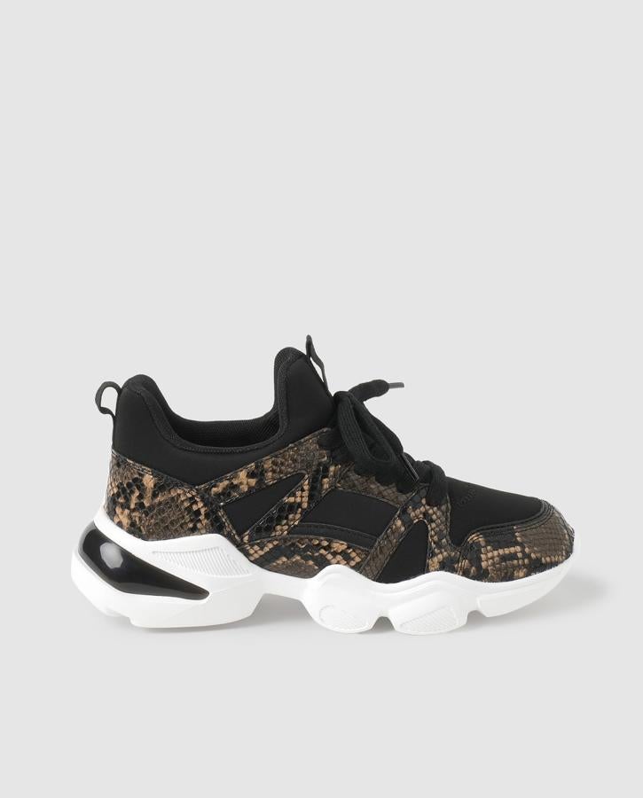 Zapatillas deportivas negras y estampado de serpiente con suela XL, de Fórmula Joven (39,99 €).