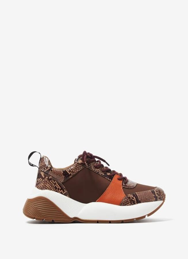 Deportiva de piel y tejido con animal print, de Adolfo Domínguez (149 €).