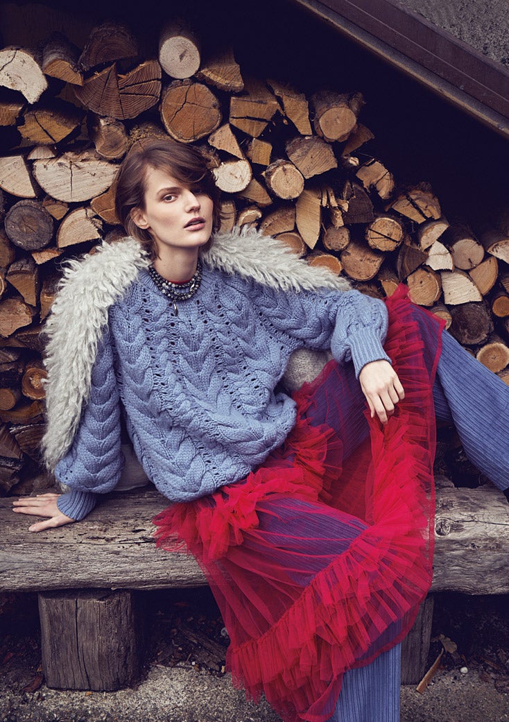 Jersey de mohair y capa de cachemir, ambos de Brunello Cucinelli. El vestido es de Molly Goddard; los pantalones, de Tod’s; y el collar, de Chloé.