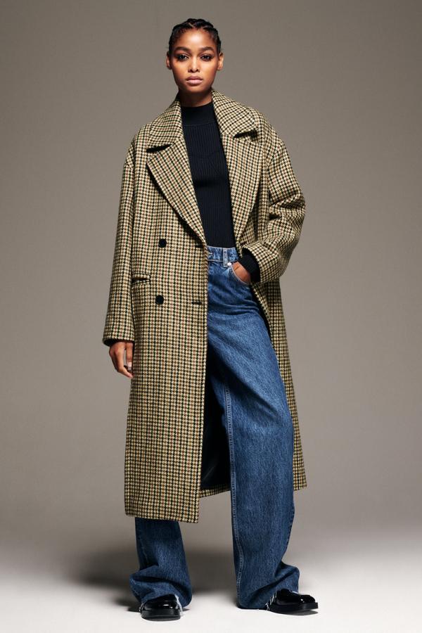 Maxiambrigo con doble botonadura, de Zara (79,95 €).