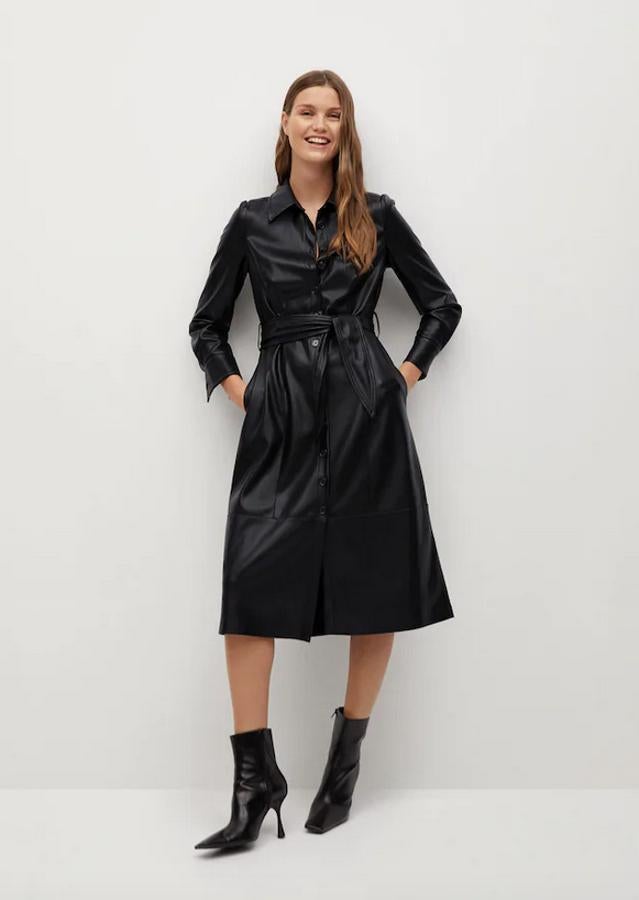 Diseño midi acampanado en efecto piel para este vestido camisero de Mango con cuello camisero, mangas largas con puños abotonados y cinturón extraíble a tono, al igual que el cierre frontal de botones. Podemos encontrarlo entre las tallas S y XL por 59,99 euros.