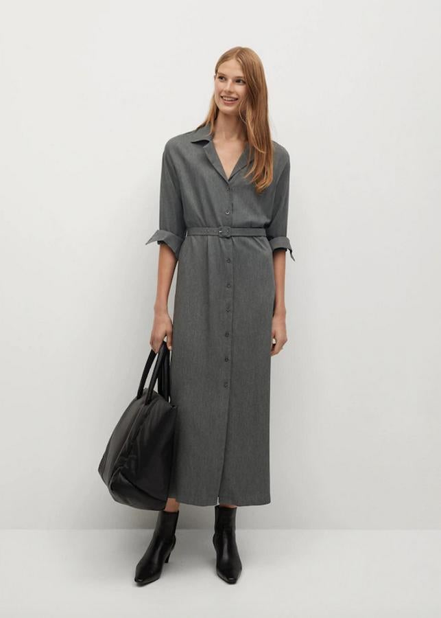 De venta exclusiva en la web de Mango, este vestido camisero en color gris de diseño midi recto, cuello solapa y cinturón ajustable a tono tiene un precio de 49,99 euros y está disponible entre las tallas XS y L.
