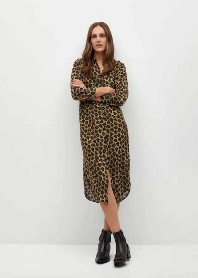 De venta exclusiva en la web de Mango, este vestido con estampado de leopardo en fondo beige está confeccionado en tejido fluido y viene en diseño recto midi con cuello de solapa, cuello de solapa y cierre frontal de botones ocultos. Cuesta 49,99 euros y está disponible entre las tallas XS y L.