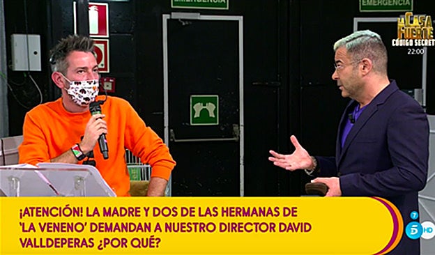 Valldeperas explicándola a Jorge Javier que ha recibido la citación judicial de la familia de La Veneno.