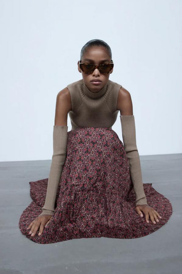 De tiro alto, en diseño midi y con estampado en tonos granates, esta falda plisada de Zara con diseño estructurado para dar volumen costaba 29,95 euros y está disponible por 15,99 euros en las tallas XS, S, M y L.