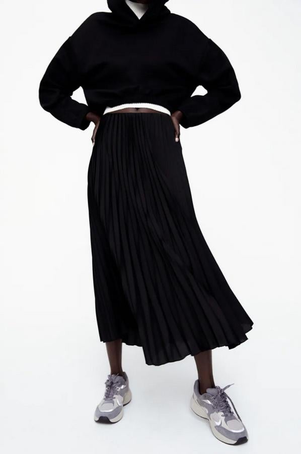 En color negro, con cintura elástica, diseño midi y tiro alto, esta falda plisada en color negro es de Zara y ha pasado de 25,95 euros a 15,99 euros. Podemos encontrarla en las tallas M, L y XL.