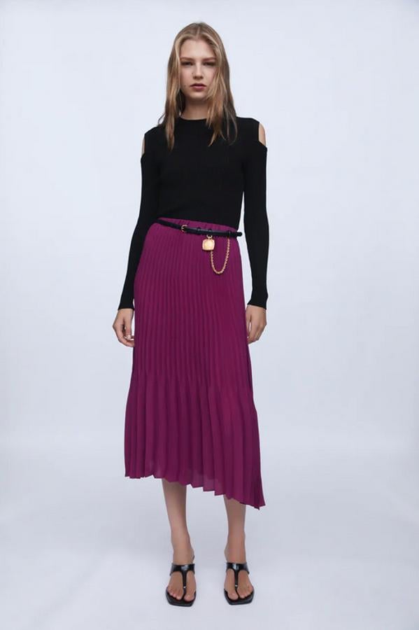 Diseño plisado en dos formatos diferentes para esta falda púrpura de Zara con cintura elástica que de 25,95 euros ha pasado a costar 15,99 euros. Solo queda en la talla XS.