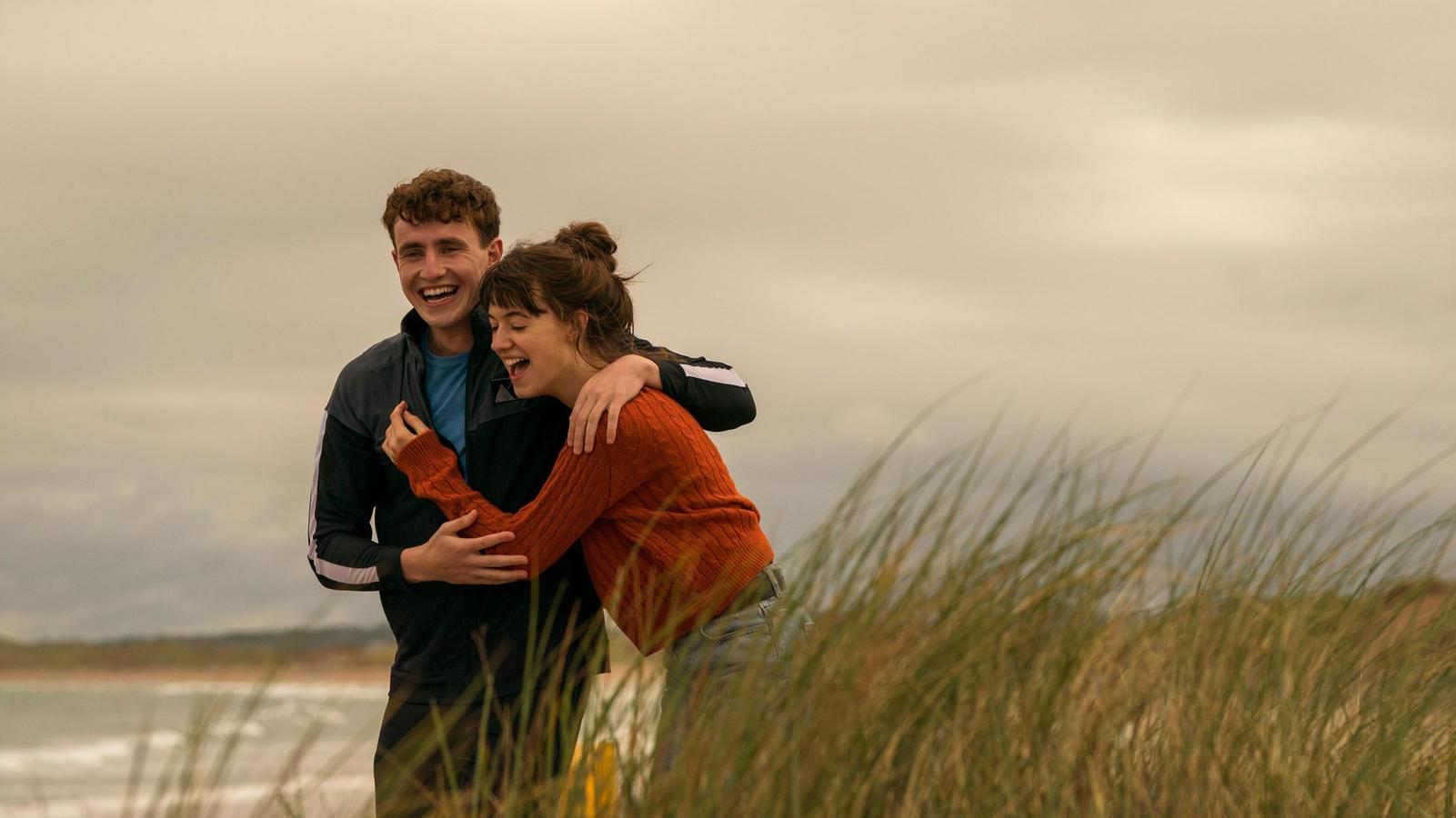 Normal People. 12 episodios. Starzplay.Si tienes ánimo para que te rompan el corazón y llorar todo lo llorable, esta es tu serie. Porque la adaptación de la novela de Sally Rooney es una emocionante historia de amor que fue uno de los fenómenos televisivos de la primavera. Centrada en el romance de los jóvenes Marianne y Connell, que buscan su camino en la Irlanda que dejó la crisis financiera de 2008, esta producción británica es para muchos una historia de amor que puede resultar familiar pero que se narra como nunca antes.