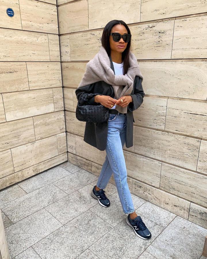 Para un look sport y muy cómodo, combina tu blazer fav con unos jeans y zapatillas y añade un jersey de punto por encima.