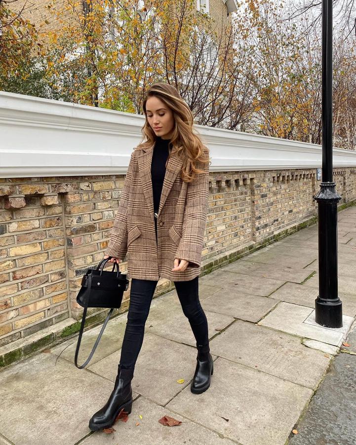 Si lo que buscas es un look más básico y ponible, esta opción va contigo. Añade unos pantalones pitillo negros y un jersey a juego y dale el protagonismo a tu blazer que merece.