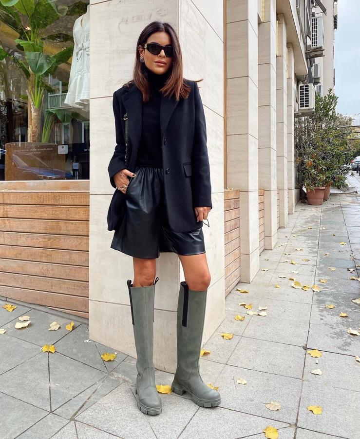Combinar tu blazer con unos shorts y botas altas va a convertirse en tu look favorito del otoño. Y si lo haces con unos de efecto piel, triunfarás.