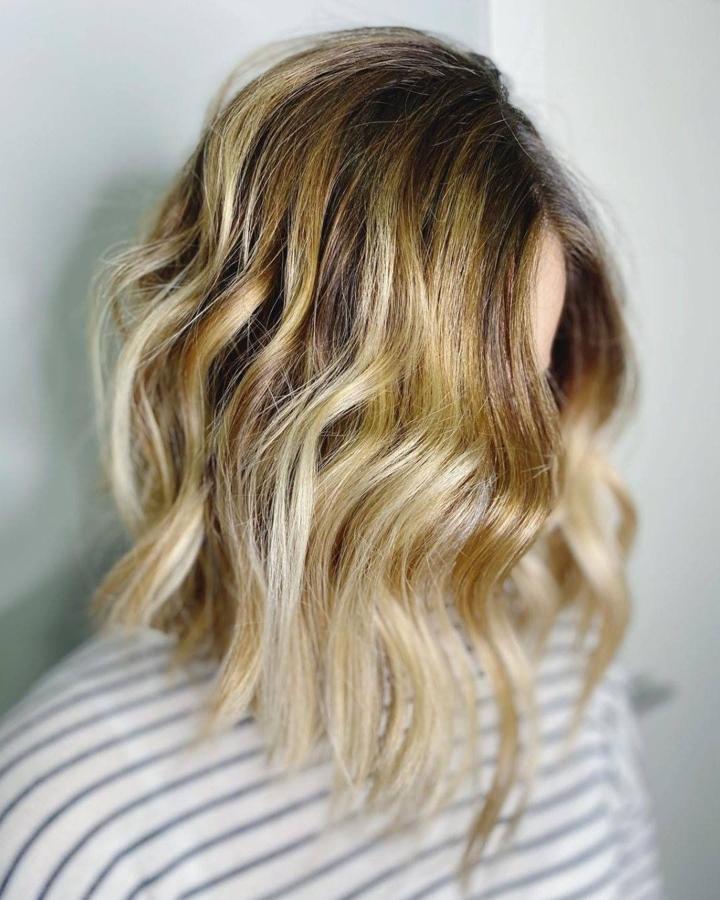 Los rubios se mezclan entre sí conjugando tonalidades frías y cálidas con toques metálicos para un look dinámico y creativo. "La mezcla de reflejos mediante balayage nos permite conseguir que la melena se vea enérgica y con distintos puntos de luz. Para lograrlo se trata de combinar platino, dorado, platas y grises metálicos y esta es, sin duda, la melena más cool", explica Manuel Mon de Manuel Mon Estilistas.