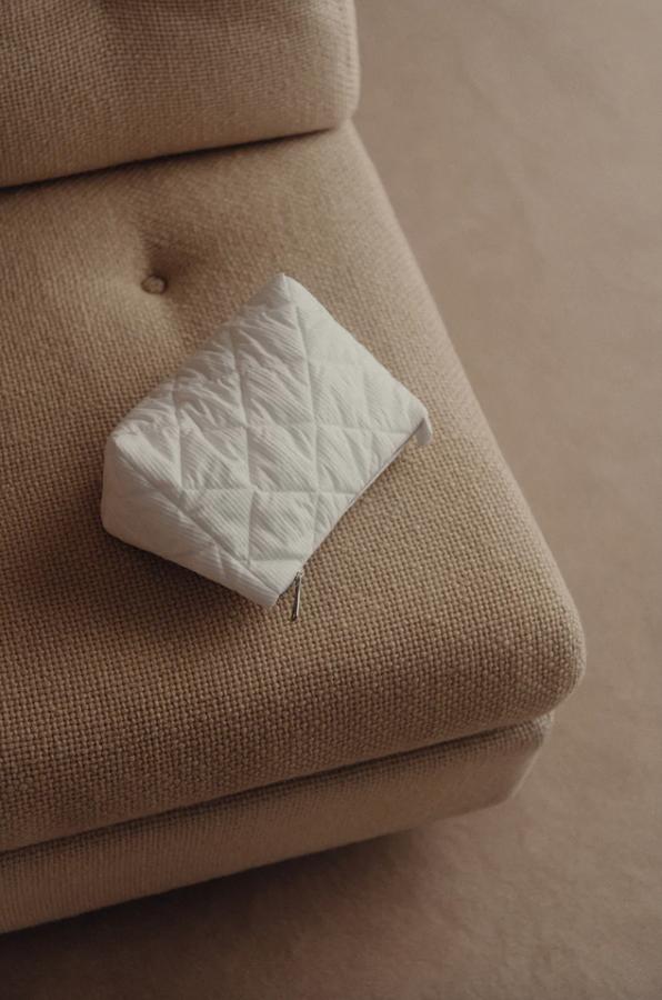 En color blanco, con diseño acolchado y bolsillo interior, este neceser de Zara que viene con cierre de cremallera metálica cuesta 15,95 euros y es personalizable.