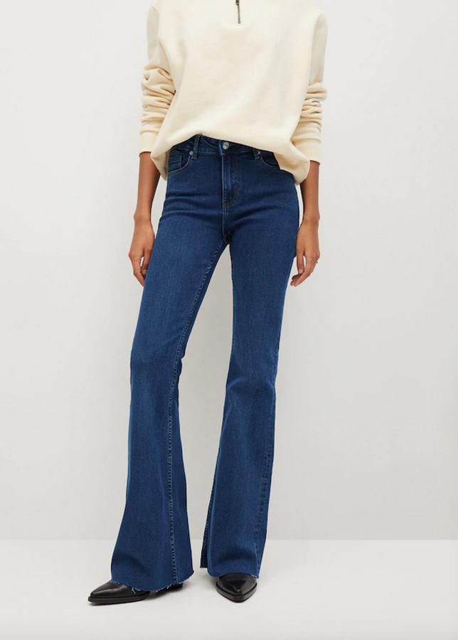 Disponible en azul oscuro y en negro, estos pantalones vaqueros de Mango pertenecen a la colección sostenible de la firma y tienen tiro medio, diseño largo acabado en campana y cinco bolsillos. Con un precio de 29,99 euros, podemos encontrarlos entre las tallas 32 y 46.