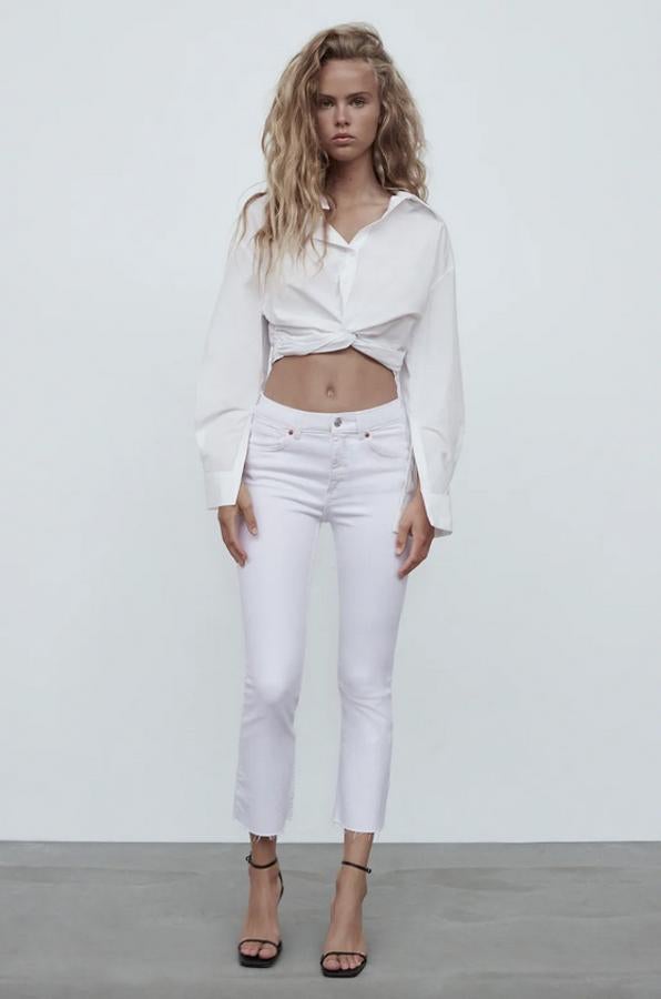 Estos pantalones vaqueros de Zara de tiro medio confeccionados en un tejido ligeramente elástico es de diseño cropped y viene con efecto lavado y bajo acampanado con acabado deshilachado. Tiene un precio de 19,95 euros y está disponible entre las tallas 32 y 46.
