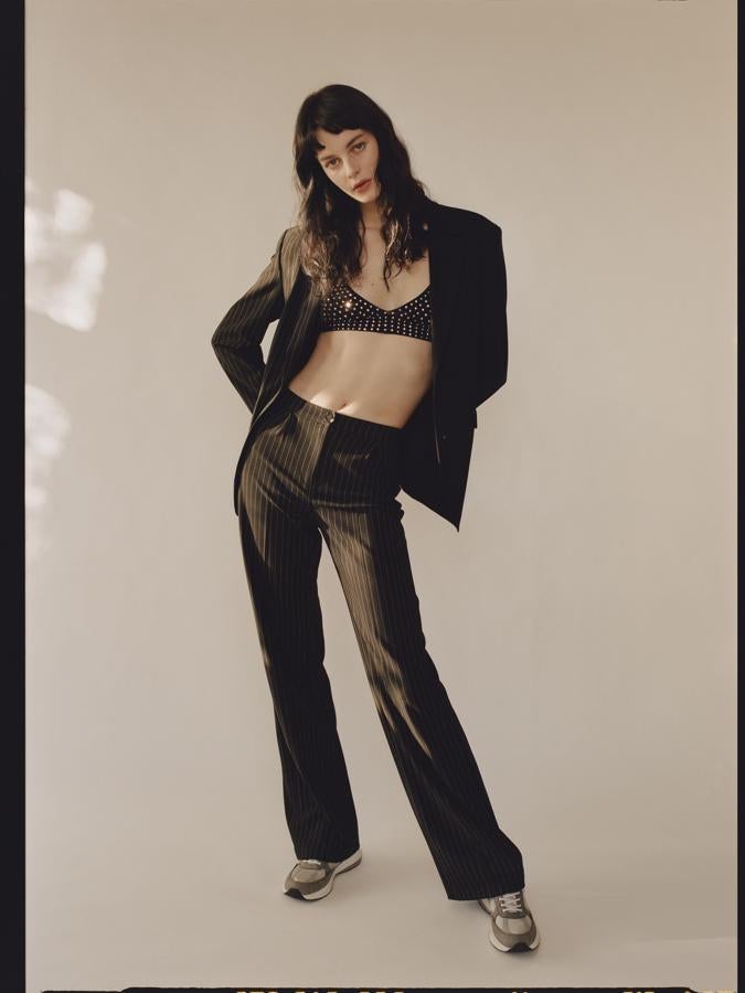 Look de traje de chaqueta con top bandeau, de la colección 2Tailored de Bershka.