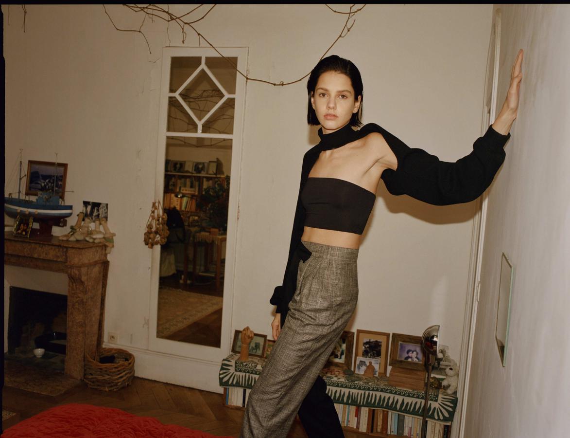 Look de top asimétrico y pantalones de vestir, de la colección 2Tailored de Bershka.