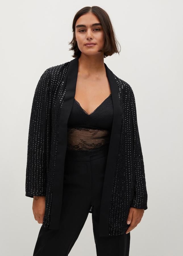 Chaqueta confeccionada en un tejido de lentejuelas con una silueta recta y el cuello de solapa satinado. Es perfecta para elevar cualquier look negro, como proponen los estilistas de Violeta (99,99 euros).